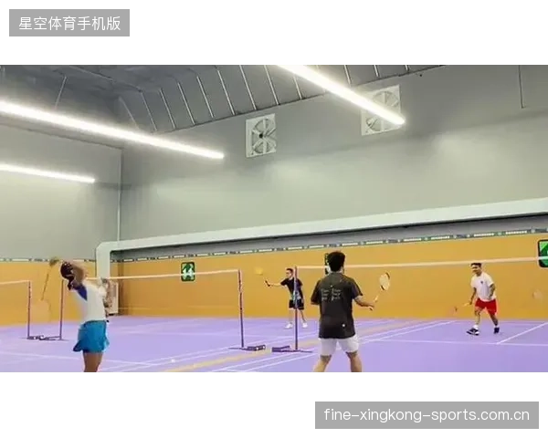 羽毛球杀球新体验：让实力飞扬的弯曲球拍揭秘